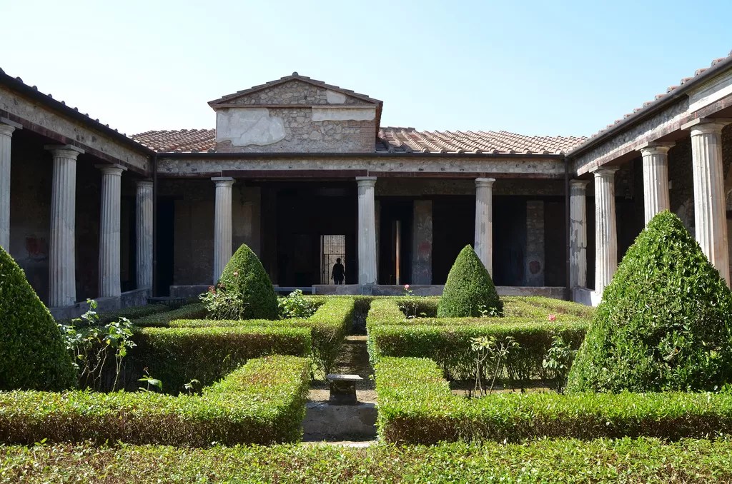 Lifestyles of the Roman Rich and Famous Houses and Villas at Pompeii