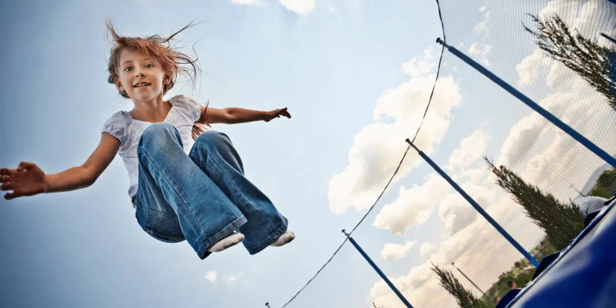 Trampoline un jeu qui peut être dangereux pour vos enfants