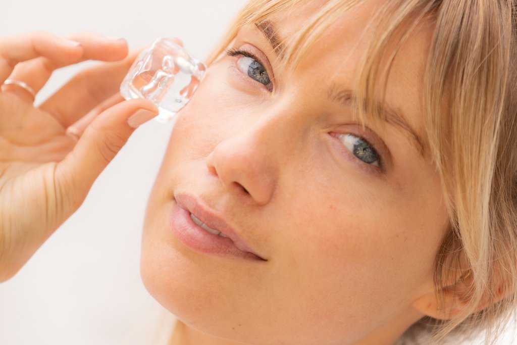 Does ice help acne?