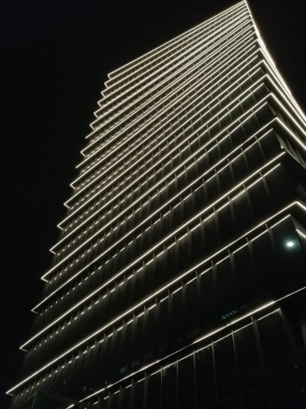 Torre Helix, un caso de éxito con la tira QUADRATE NEÓN