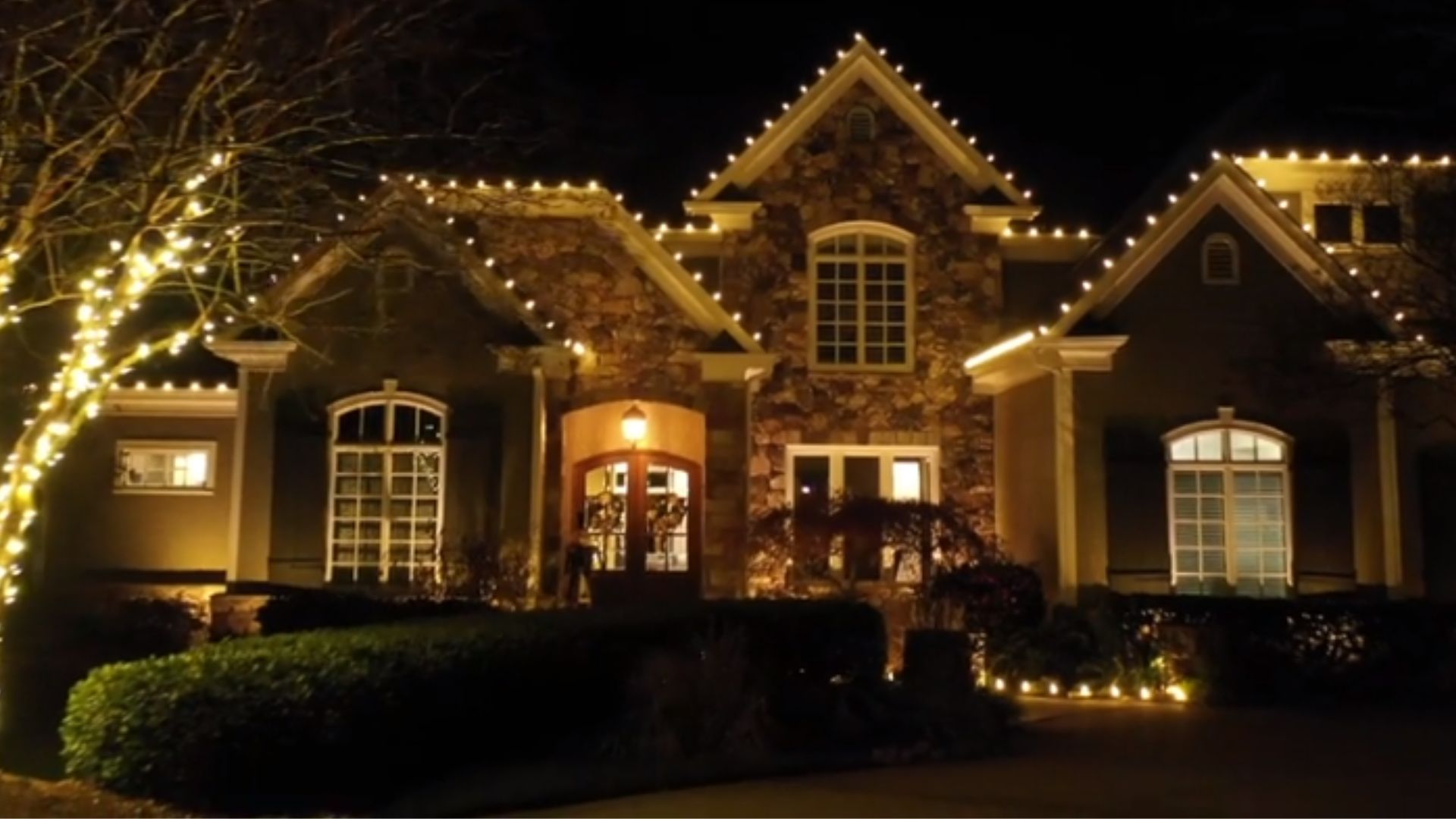 The Top 9 Benefits of Hiring a Professional Holiday Lighting Installer