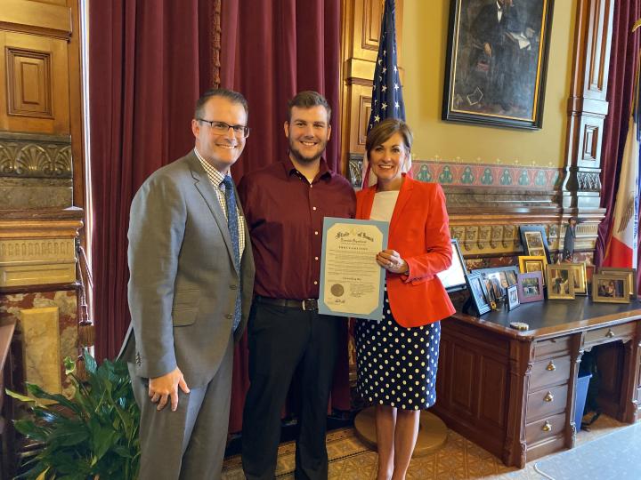 Iowa Governor Gifts Viral Beer Money Guy Carson King His Own Holiday, Gets Beer Named In His