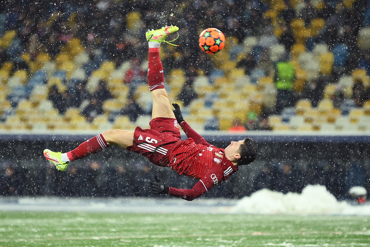 Robert Lewandowski Scores Great Bicycle Kick With Shoe Untied In Snow