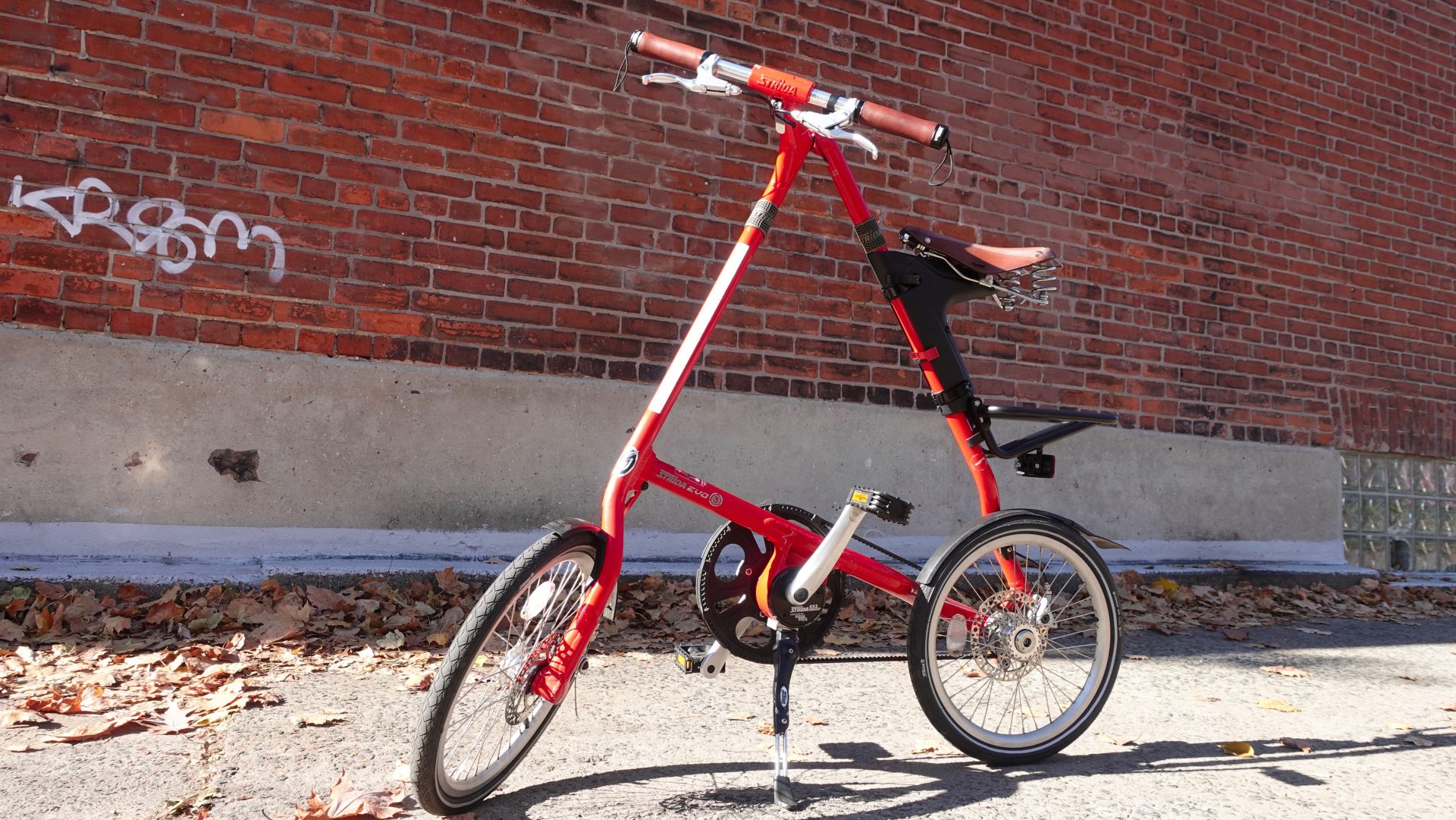 Brompton vs Strida Comparing 2 Iconic Folding Bikes Bromptom