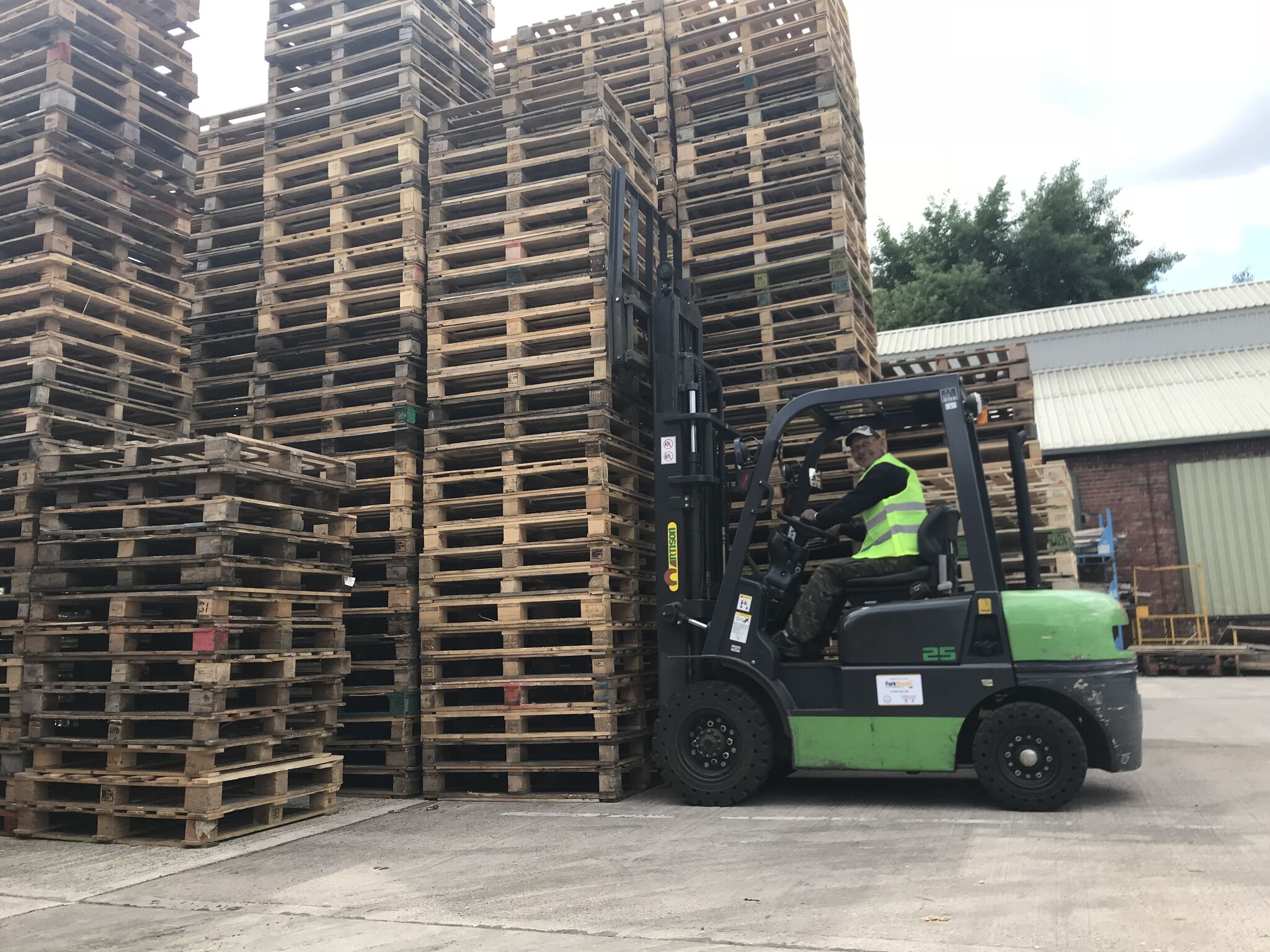 We buy and Sell pallets in Birmingham, Walsall Brookfield Pallets LTD