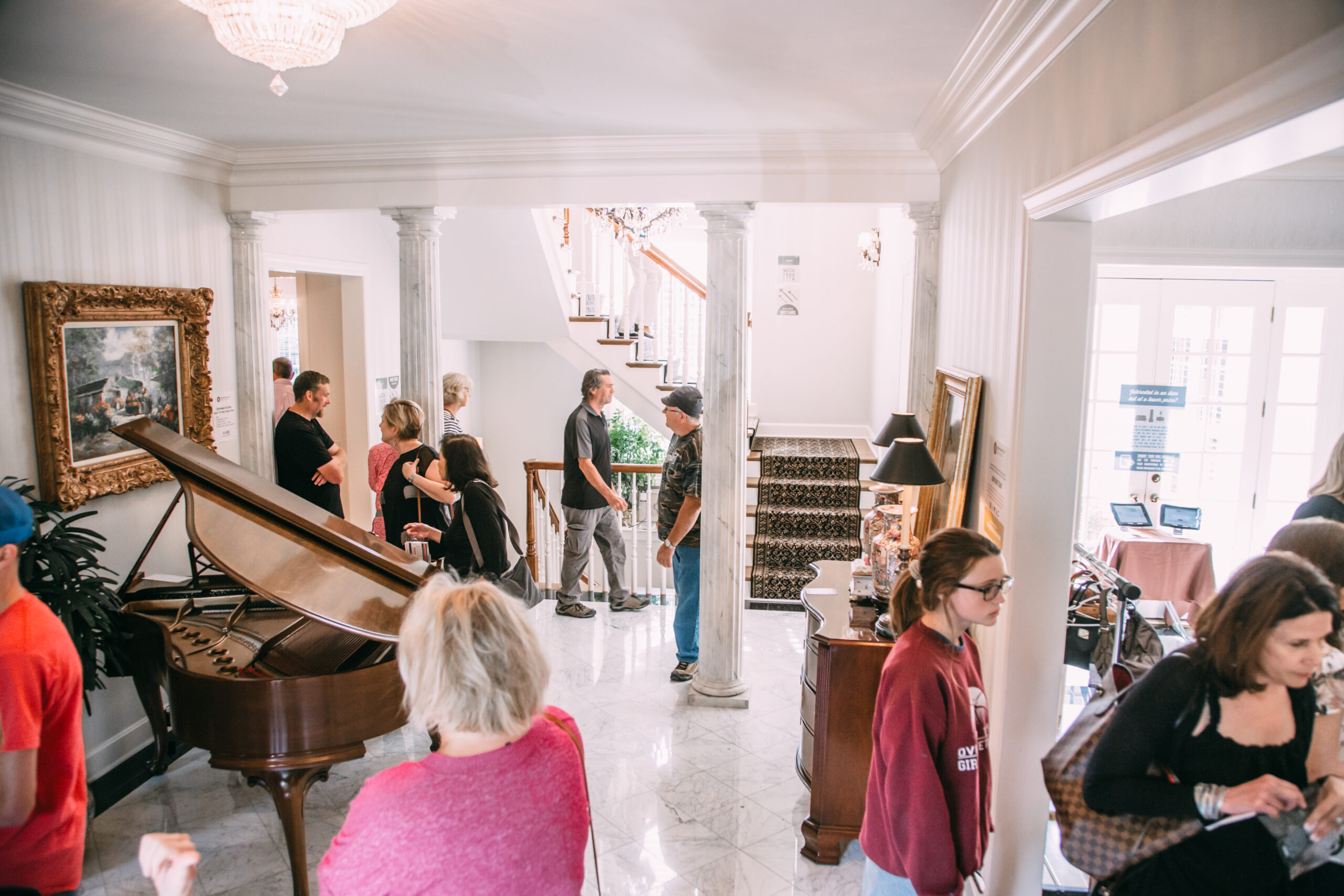 How to Find The Best Estate Sale Company Brown Button