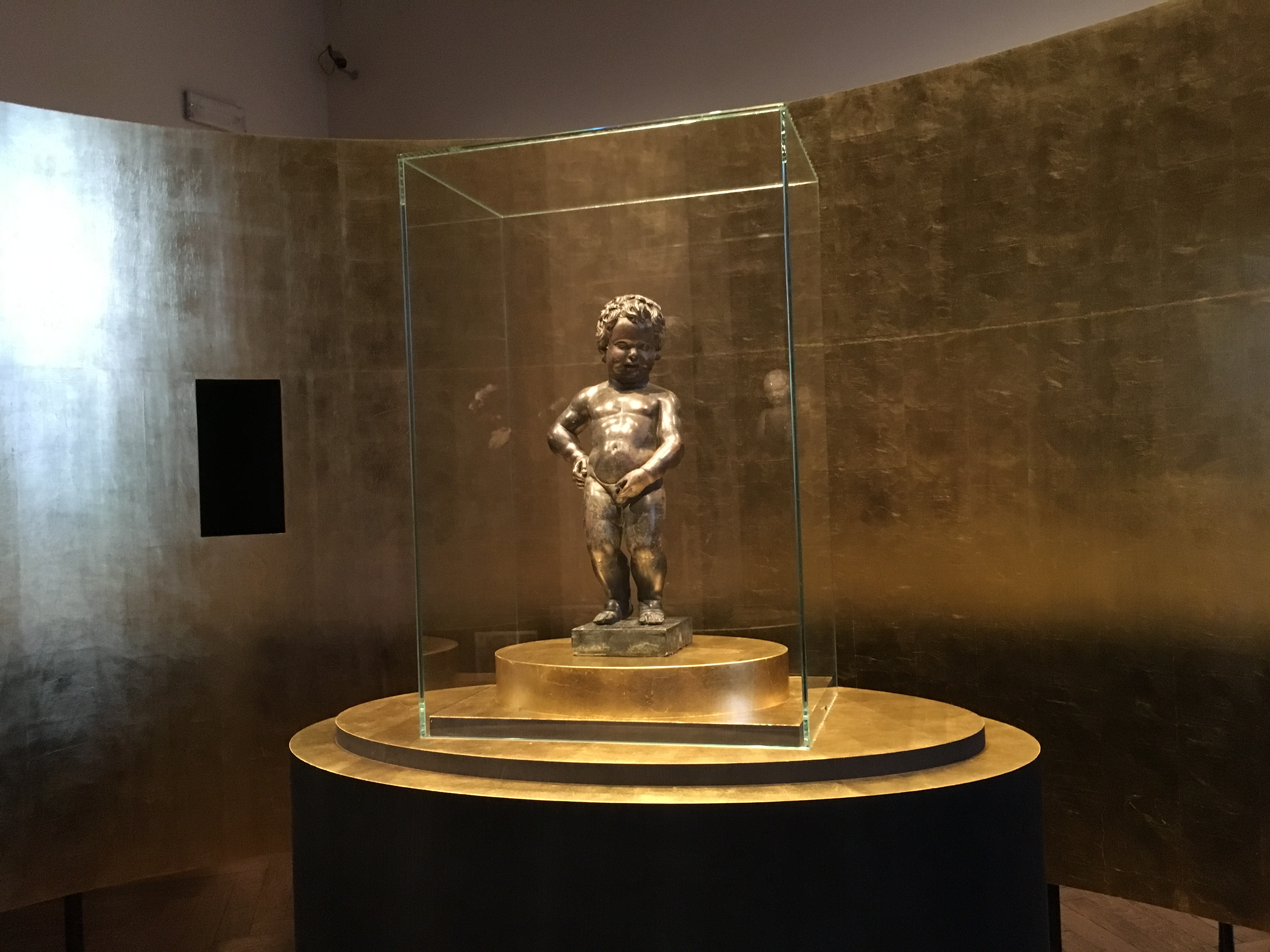 When does the Manneken Pis ever stop peeing? 9 secrets of Brussels