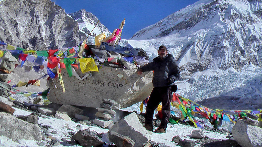HOW LONG DOES IT TAKE TO CLIMB MOUNT EVEREST?