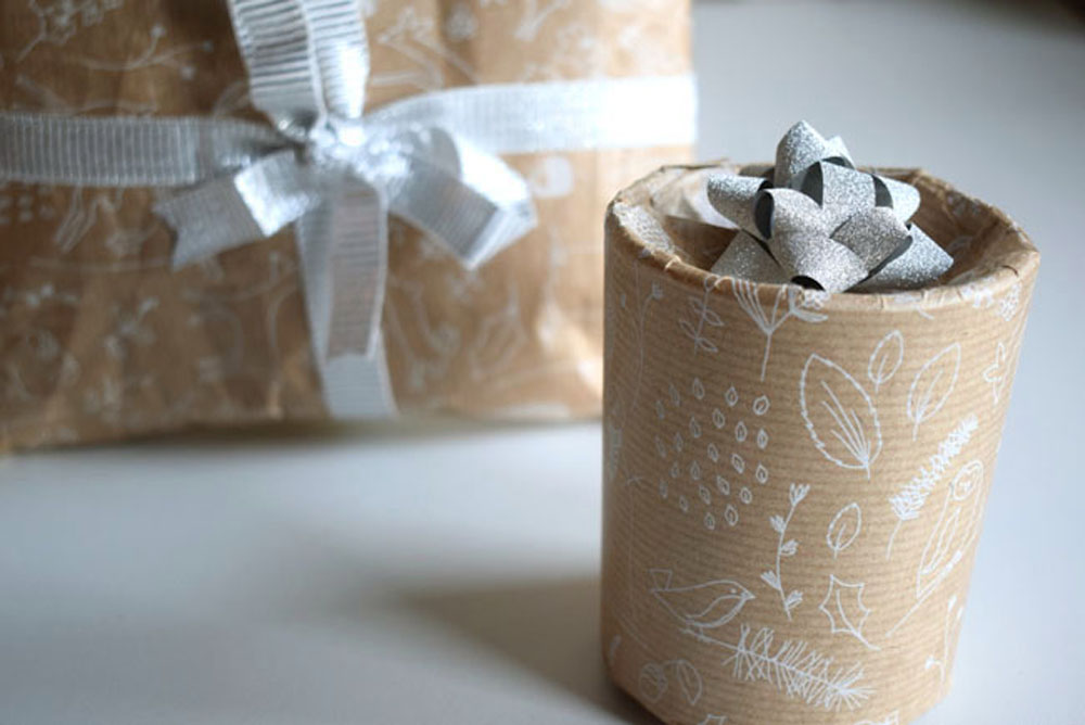 How To Wrap A Cylindrical Gift