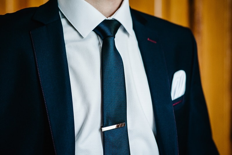 Does A Tie Clip Attach To The Shirt