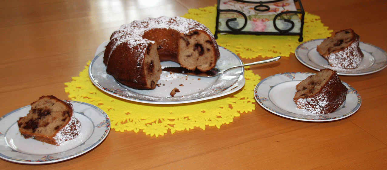 saftiger Gugelhupf mit Apfelmus und Schokostücken Buchis