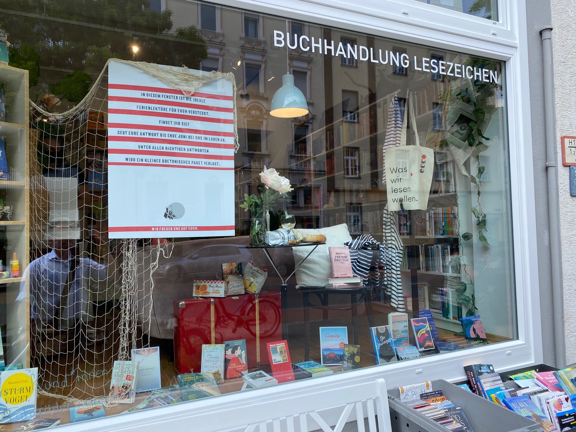 Buchhandlung Lesezeichen gewinnt Schaufensterwettbewerb zu Max Küngs