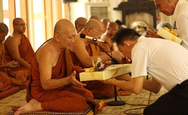 Kathina Dana Di Vihara Mendut