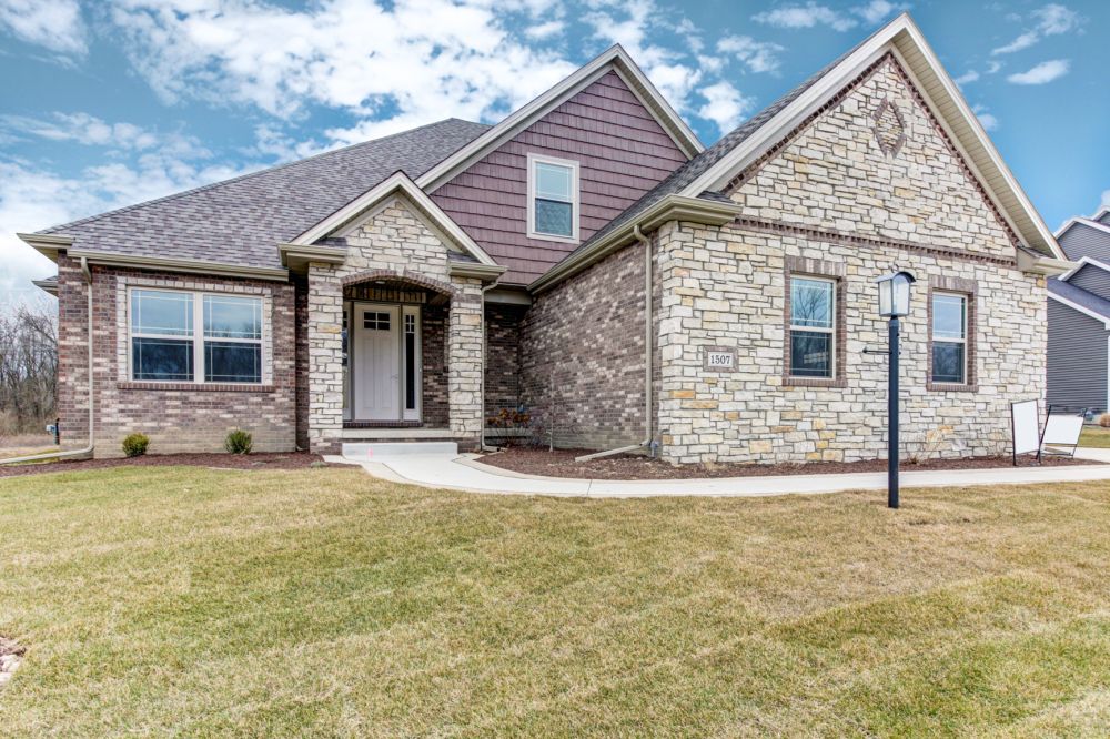 [SOLD] 1507 Forest Ridge Dr Thornewood Subdivision Mahomet, IL