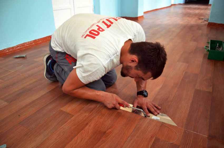 How to glue linoleum at the joints between each other