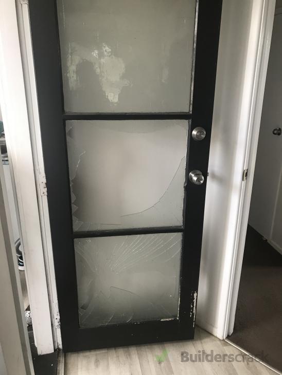 Broken glassback door ( 556299) Builderscrack