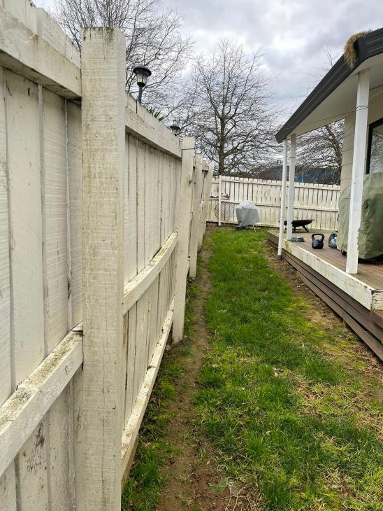 Leaning Fence ( 642522) Builderscrack