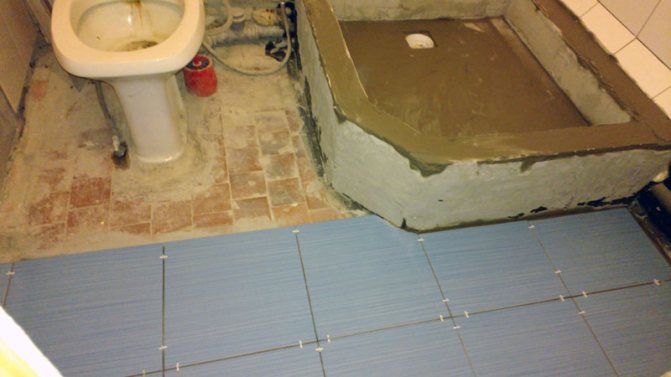 Waterdicht maken van de muren en vloer van een douche in een houten