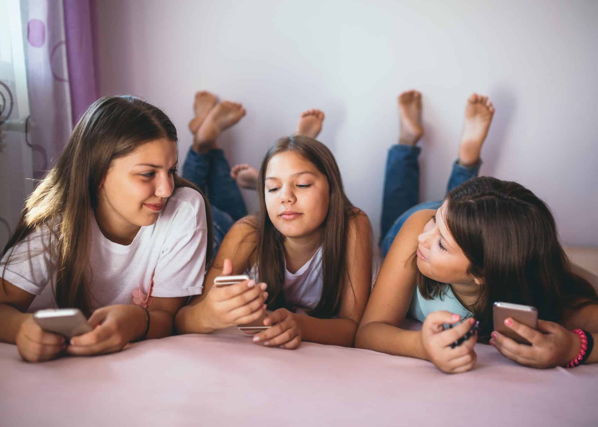 Learn How To Keep Kids Safe On Social Media [20 Tips] Bulkly