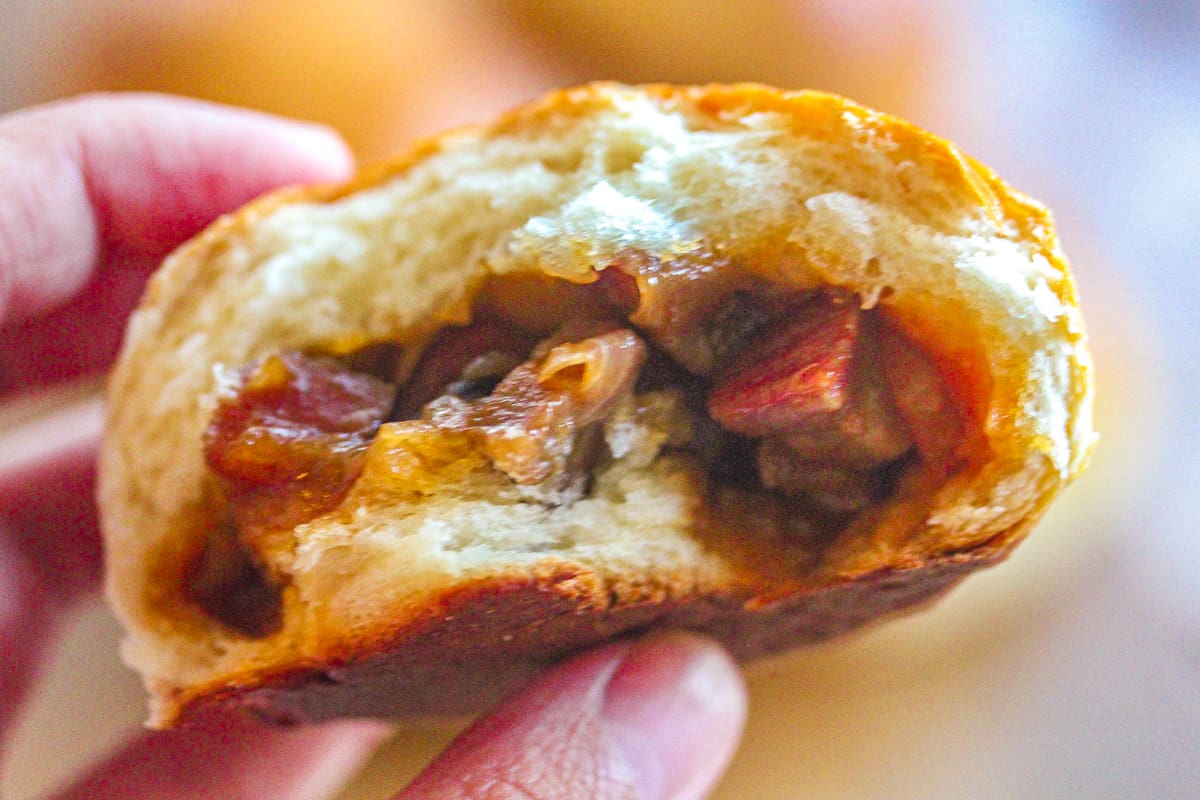 Chinese BBQ Pork Buns / Baked Char Siu Bao (Bánh Mì Ngọt Nhân Xá Xíu