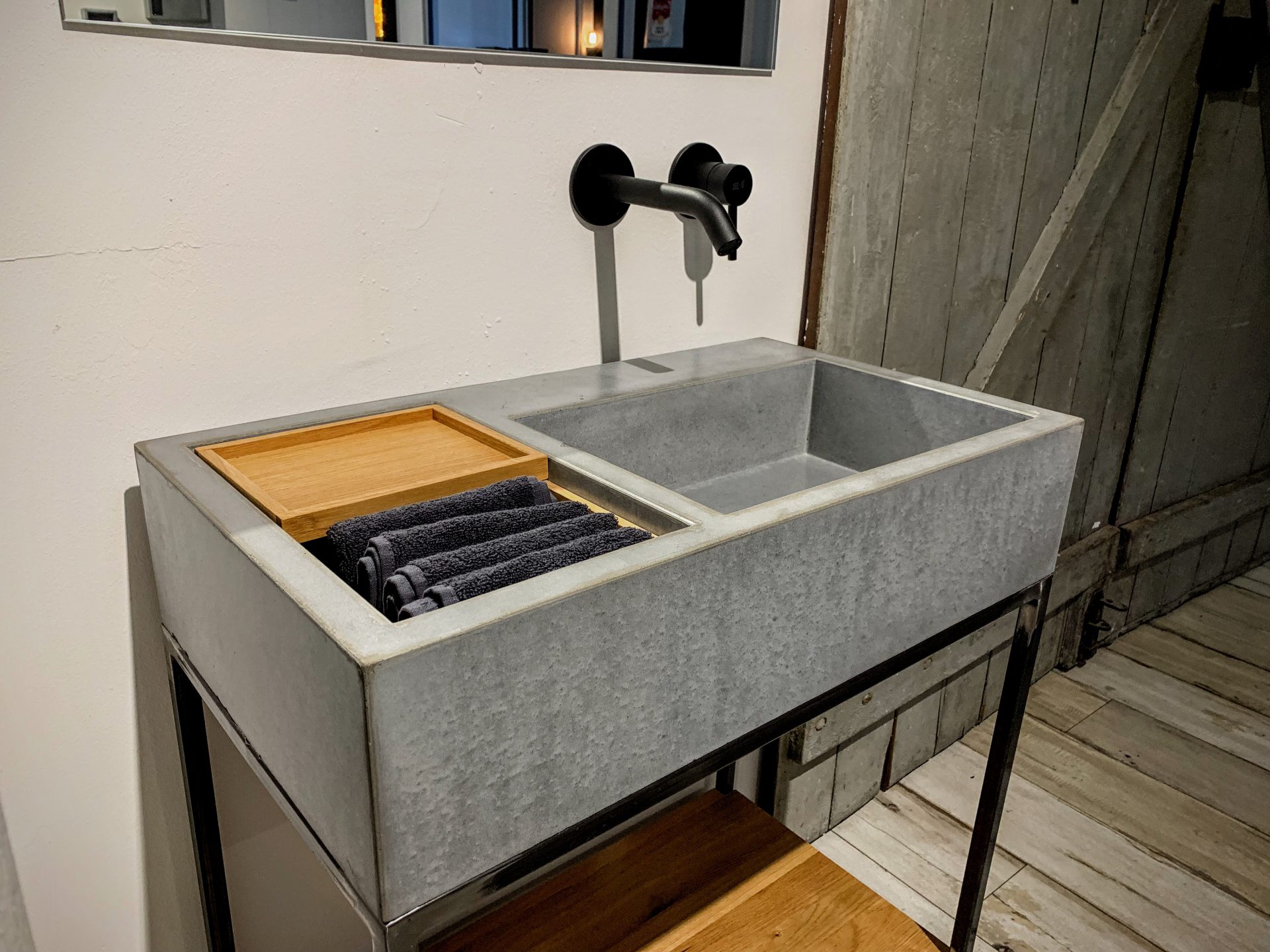 Beton Waschbecken S auf Stahluntergestell B&K Design