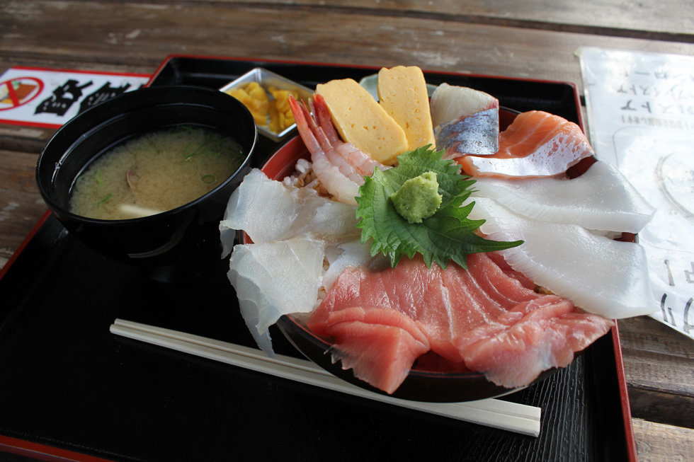 魚稚相生水産物市場店の海鮮丼｜兵庫県観光ネタ情報ぶらネタ