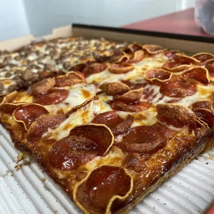 Jet's Pizza & the Pizza Hut Detroitstyle Debacle • The Burger Beast