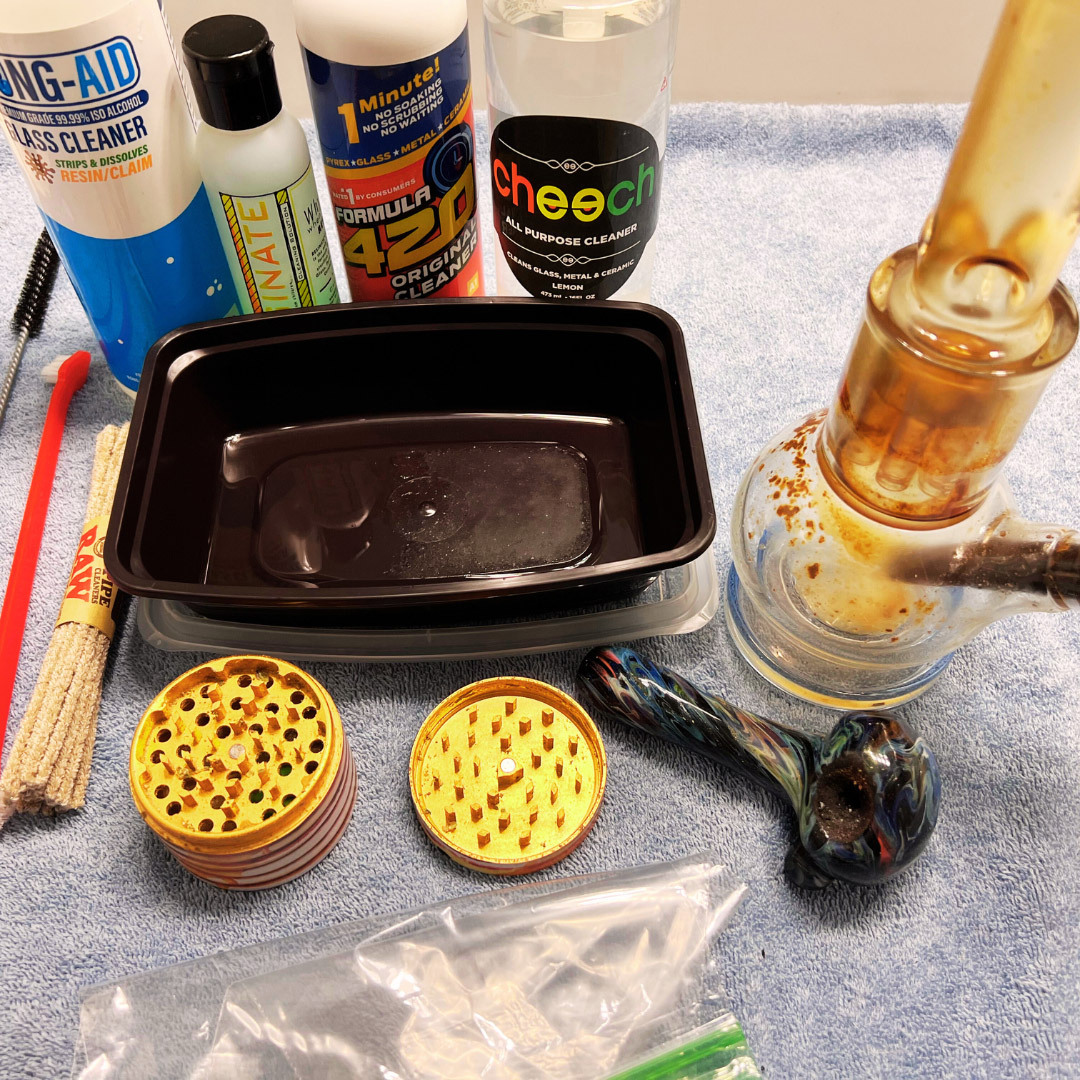 Master the Art of Glass Bong & Pipe Cleaning with Our Guide