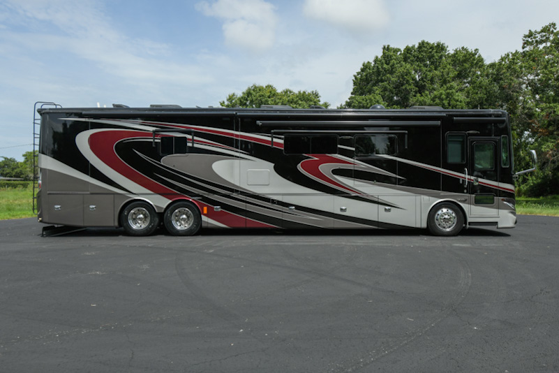 2016 Tiffin Phaeton 44OHQuad Slide