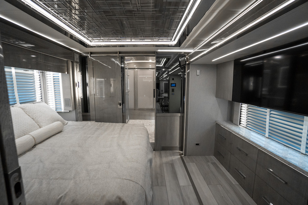 2021 Newmar King Aire 4531Triple Slide