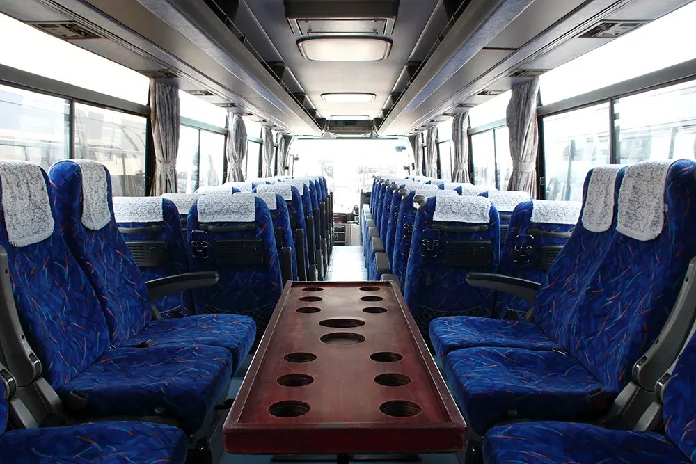 貸切バスの運転手付き料金目安と料金相場の仕組み