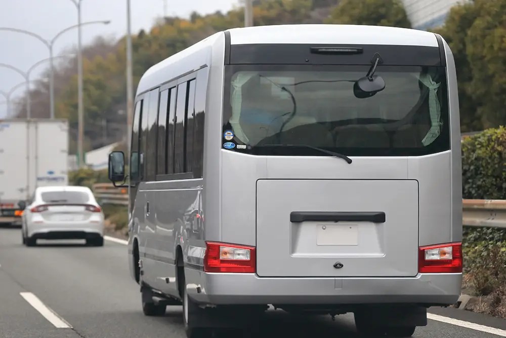 マイクロバスのレンタル料金はいくら？レンタカーと運転手付きサービスを比較 バス旅ねっと