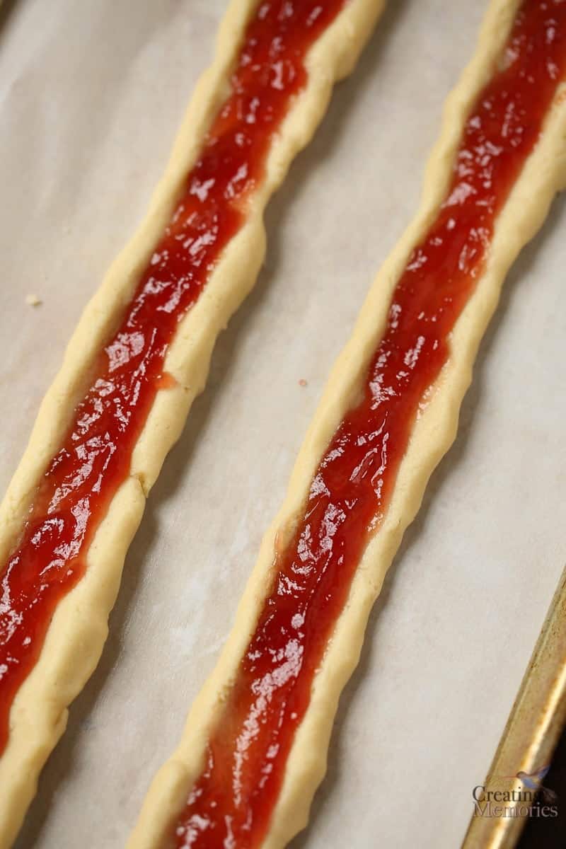 Melt in your Mouth Shortbread Cookies Log with Jam center
