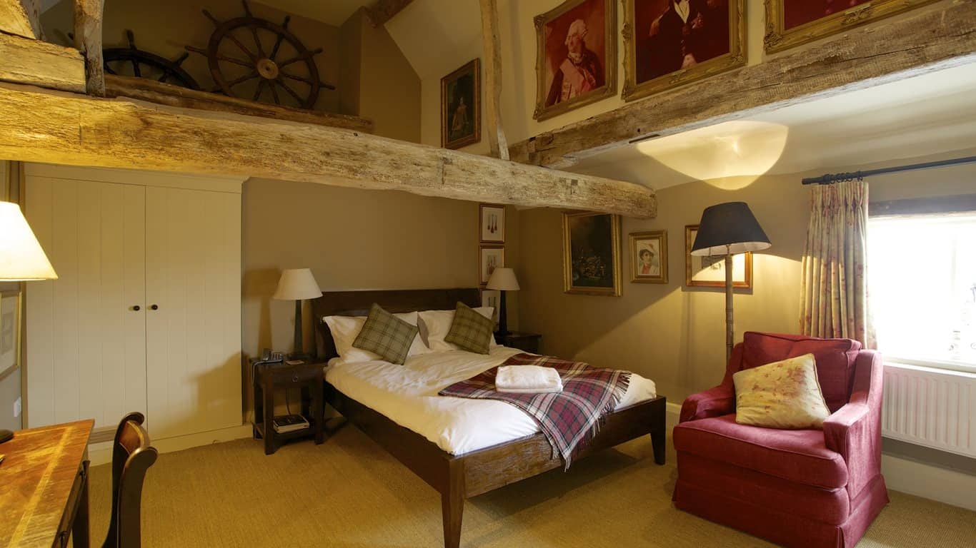 The Anchor Inn Hotel In Lower Froyle Pub & Restaurant With Award