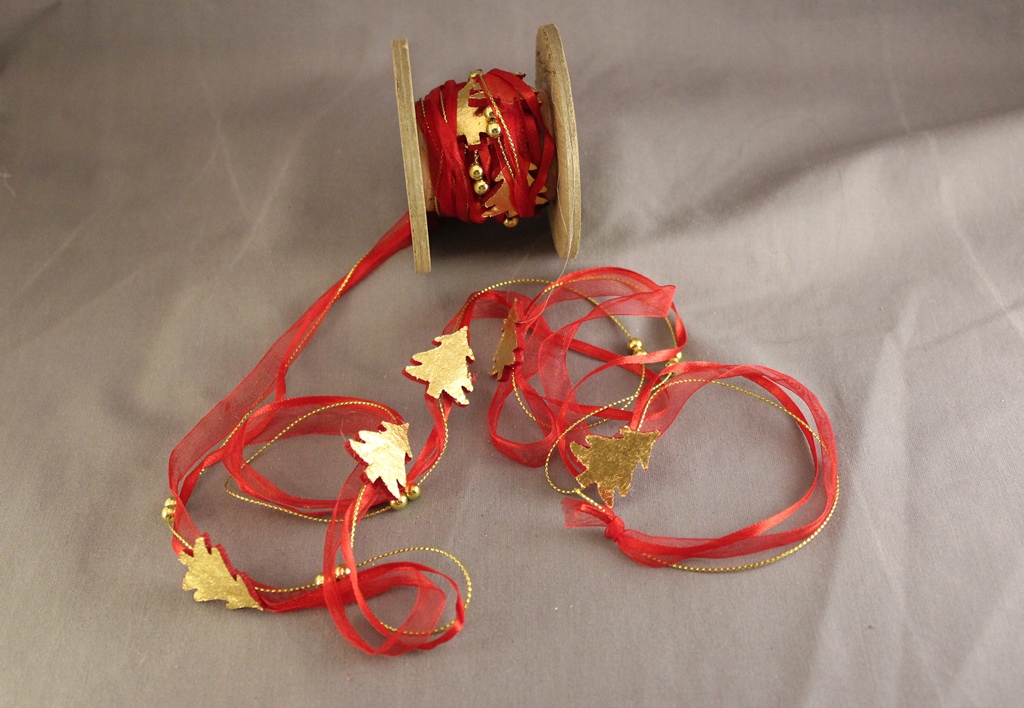 Christmas Tree Trim on Red Ribbon 3M Wooden Roll Button Box Devon