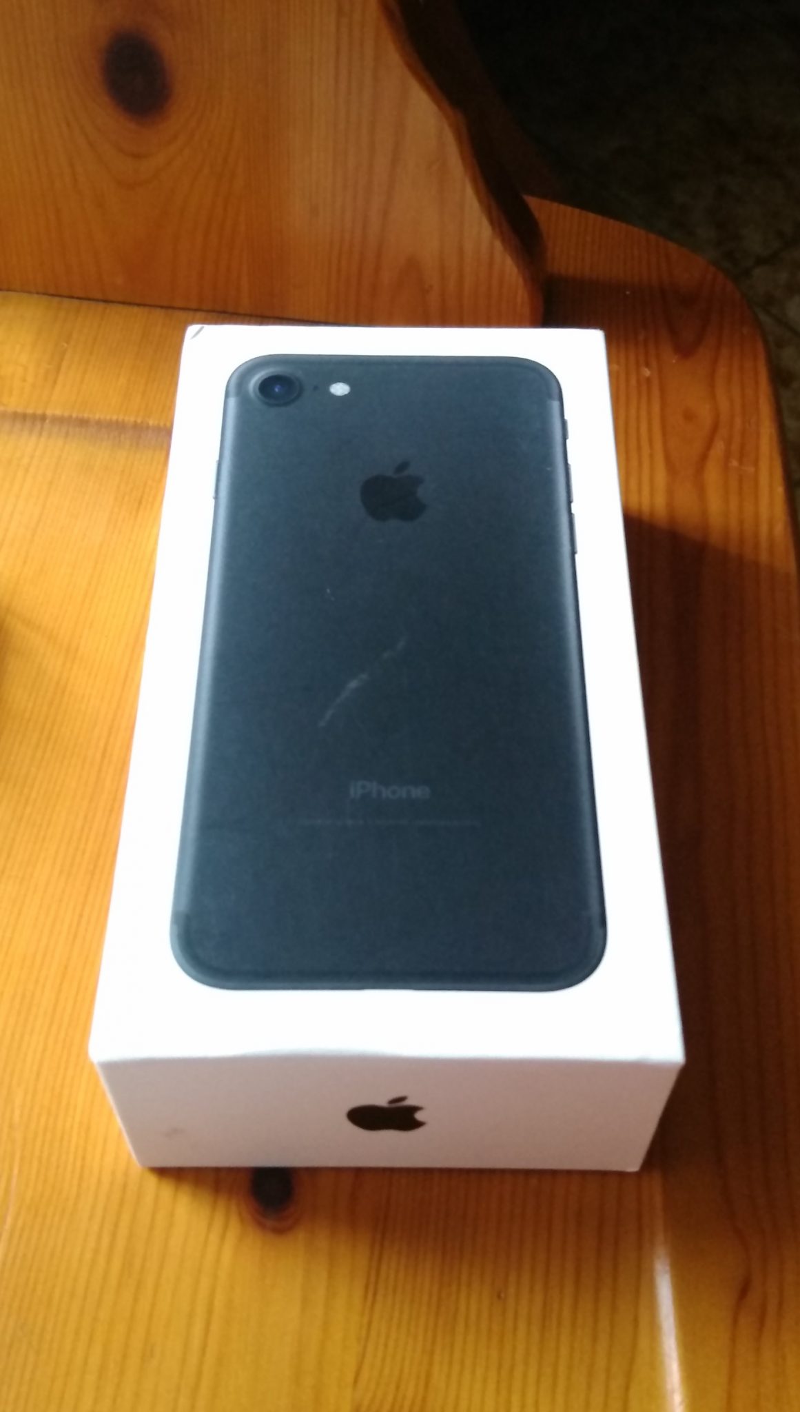 Apple iPhone 7 32GB Black with ‘jet black’ latex case JD STORE