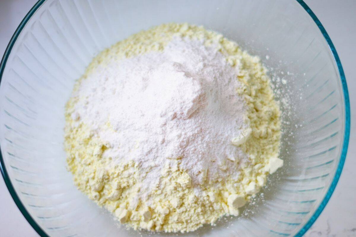 dry ingredients in a bowl for 7 up cake recipe
