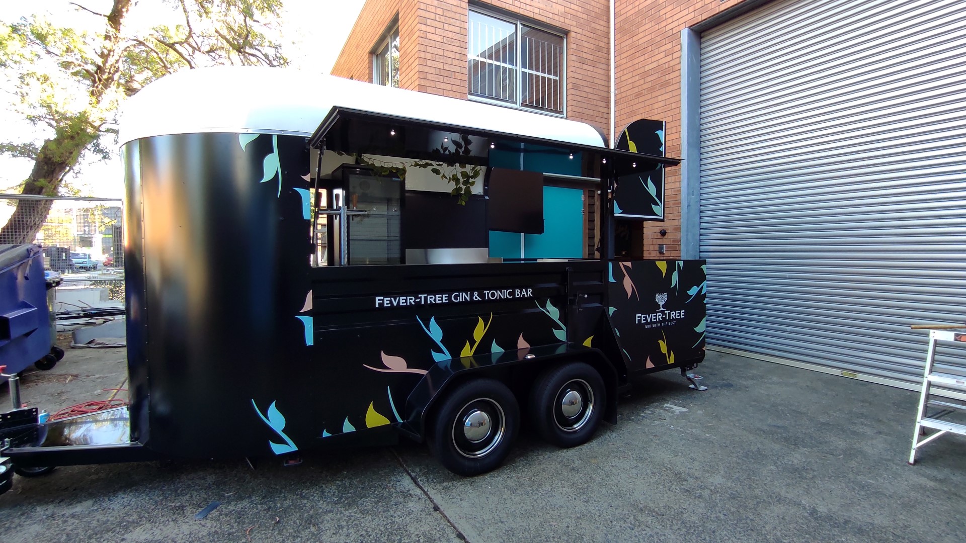 Gin Palace & Fever Tree Horse float bar BUZZ BATCH