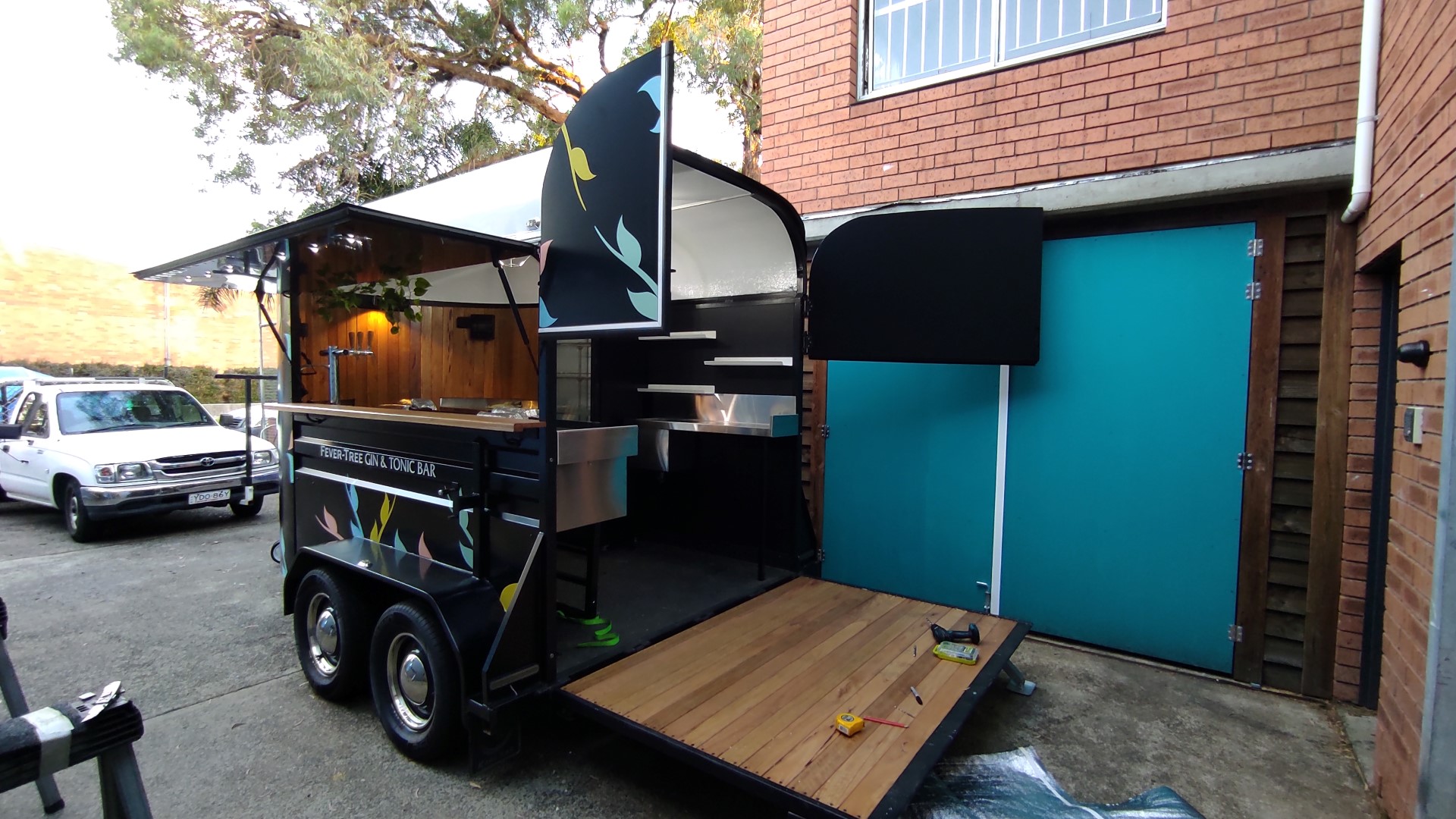 Gin Palace & Fever Tree Horse float bar BUZZ BATCH