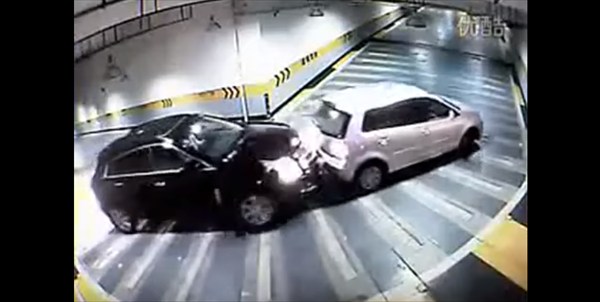 坂道発進に失敗し、後続車に衝突！どうやって謝ろうかと、降りていくと… BUZZmag