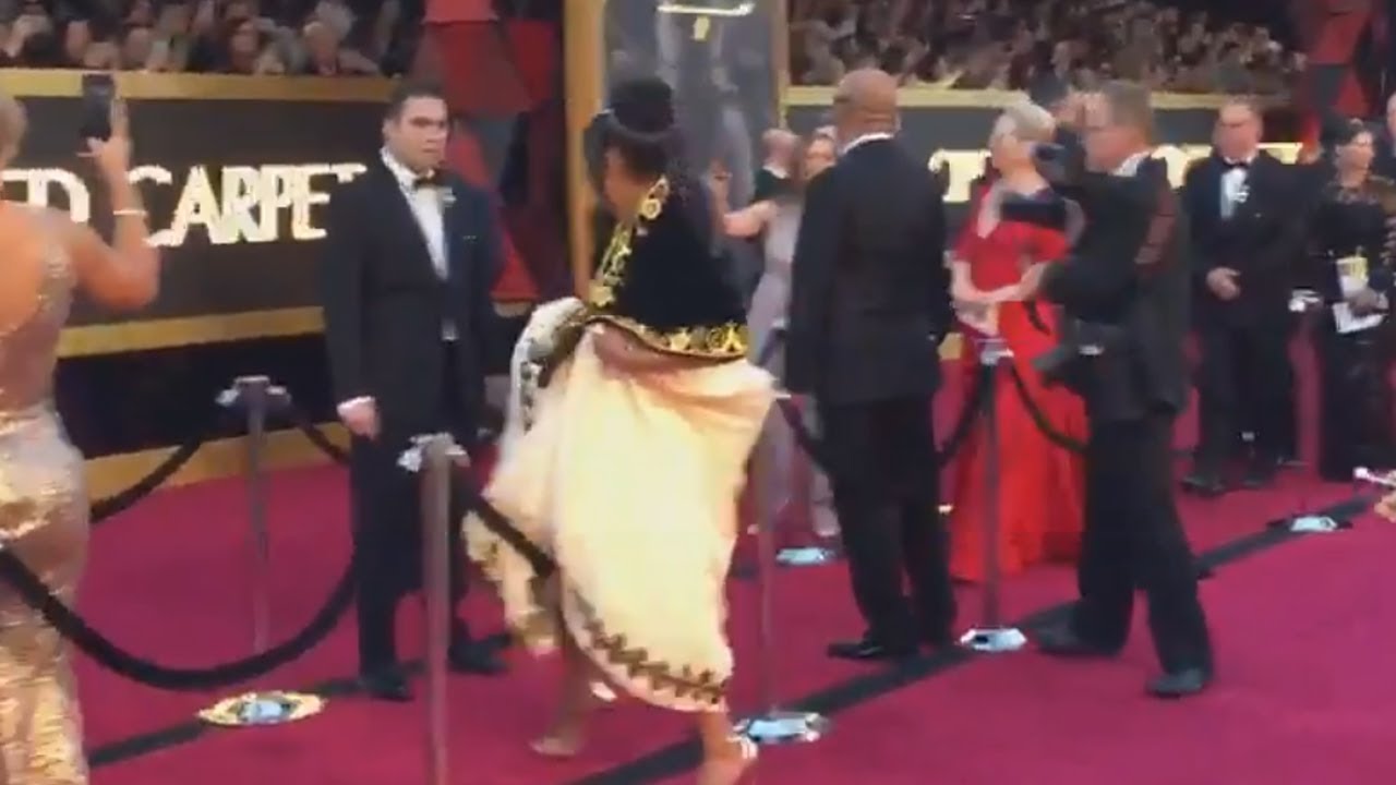 20 Epic Red Carpet Fails Buzz N Fun Page 17