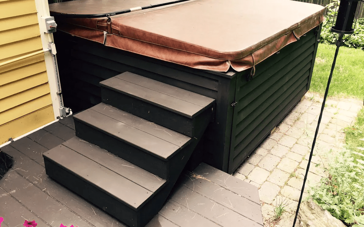5 Best Hot Tub Stairs & 5 Dumb Mistakes to Avoid When Making a Choice