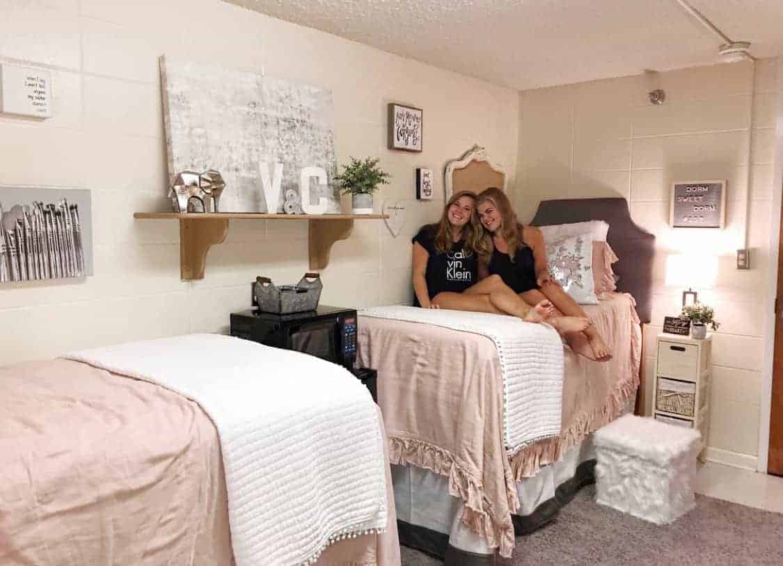 14 Insanely Cute Dorm Headboard Ideas That Will Make Your Dorm Look WAY