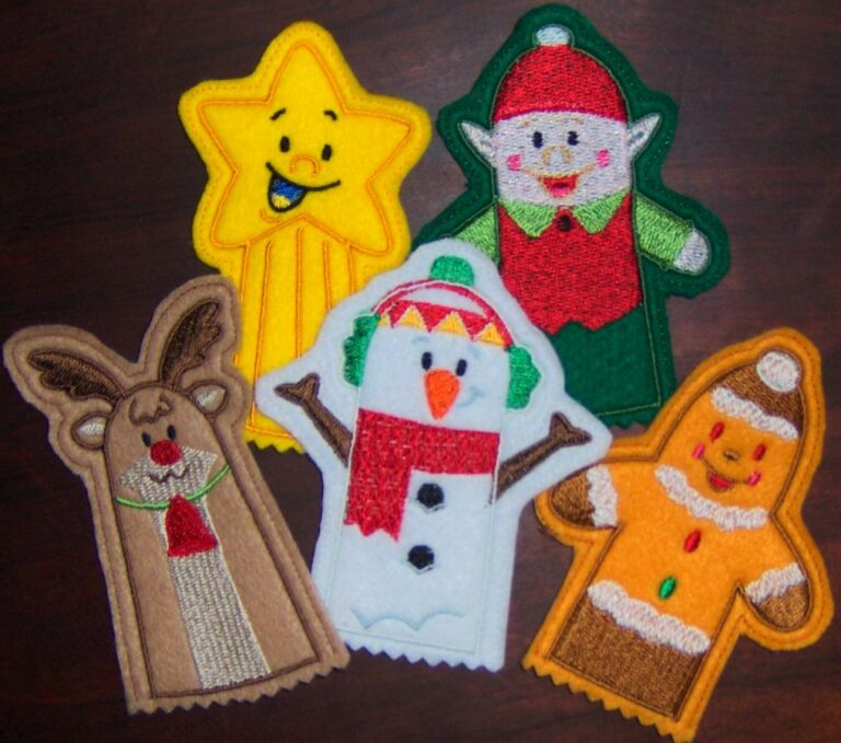 CSS397 Christmas Finger Puppets CSomeStitches