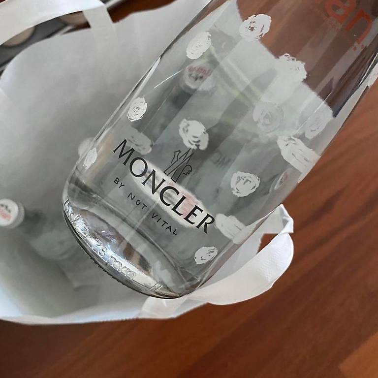 Evian x Moncler 0.75 L Wasserflasche 2021 Limited Edition im Kanton