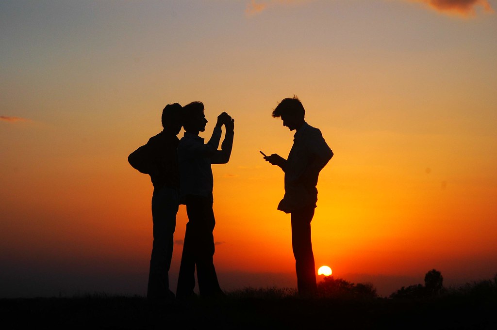 Silhouette three friends Friends on hill trying to Captur… Flickr