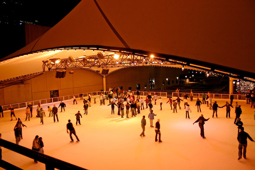 Crown Center Ice Rink People ice skating during the holida… Flickr