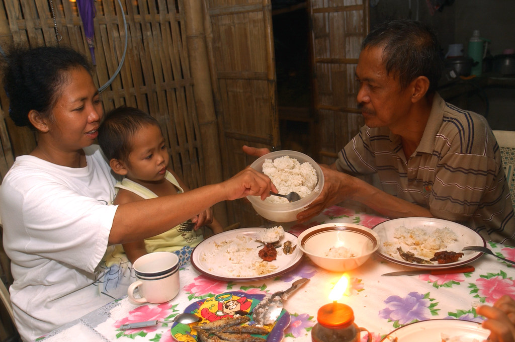 IRRIDB0135DSC_1839 A rural family eating together. Part of… Flickr