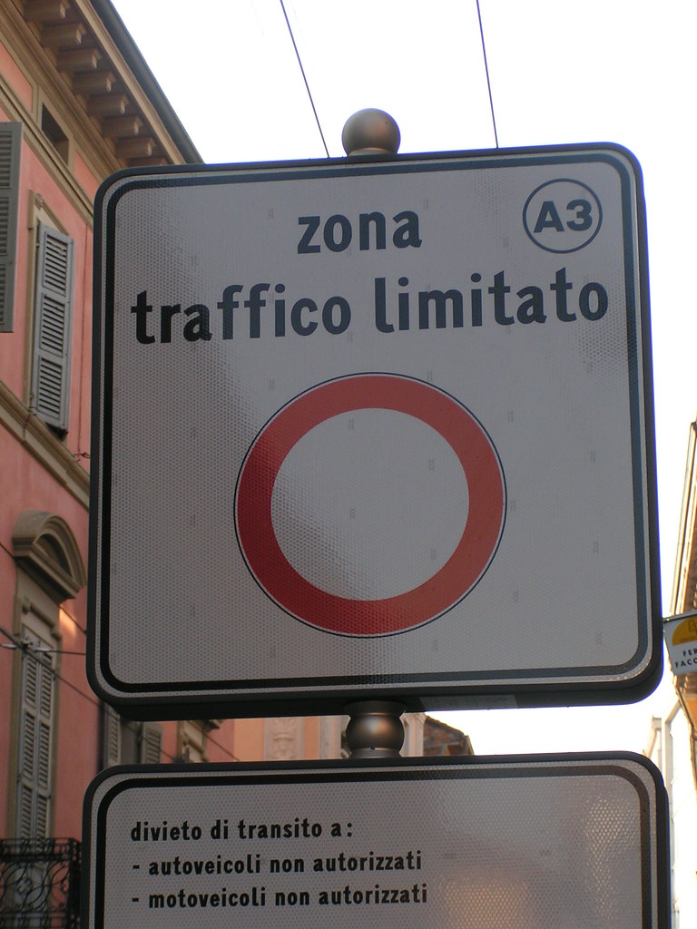 Cremona Ztl Cartello che delimita la zona a traffico lim… Flickr