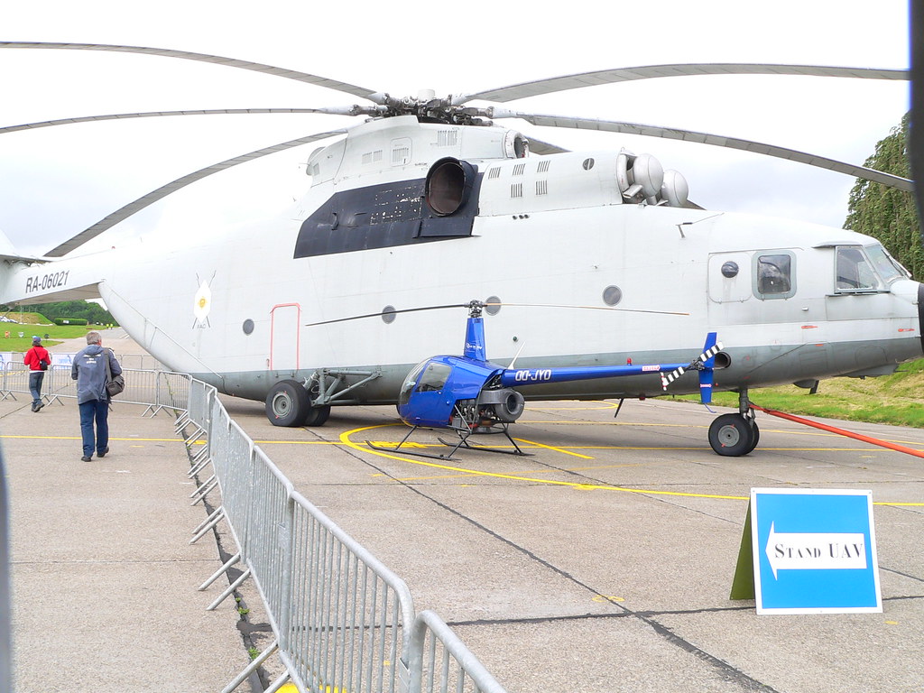 Comparison between Mil Mi26 and Robinson R22 On the Belgi… Flickr